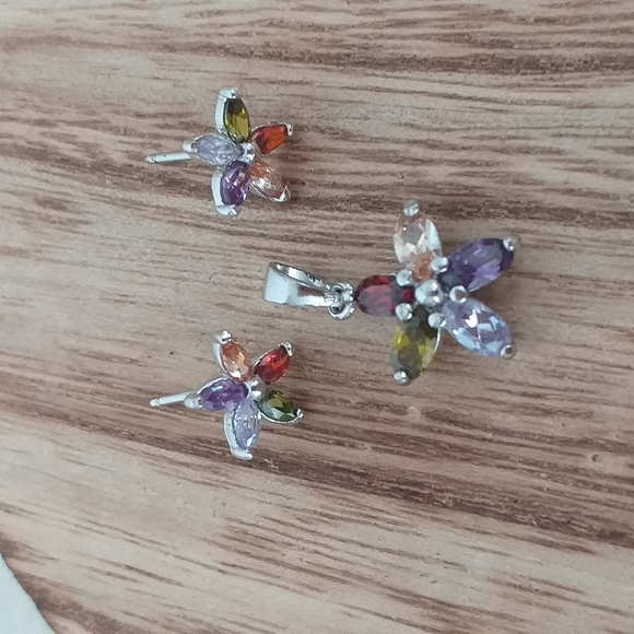 Stainless Steel 925 Floral Set of Earrings and Pendant. - Picture 2 of 5